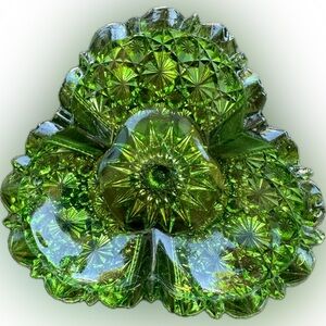 Elegant Victorian Era Green Glass Art Piece